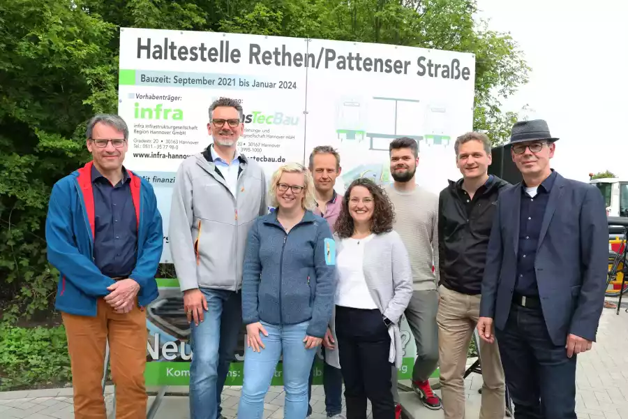 Feierliche Eröffnung der barrierefreien Hochbahnsteige Rethen/Pattenser Straße und Gleidingen am 31. Mai 2024 mit Vertretern von TransTecBau, infra, ÜSTRA und der Region Hannover.