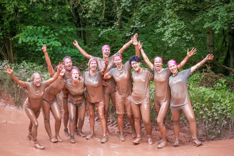 TransTecBau-Engel beim Muddy-Angel-Run: Teamgeist und Stärke im Matsch