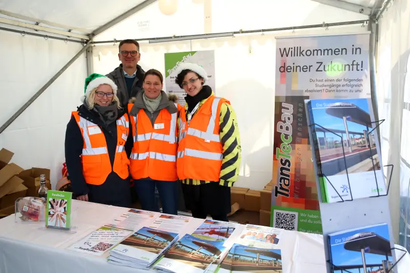 Feierliche Eröffnung der Stadtbahnlinie 13 in Hemmingen mit Vertretern der Stadt und Bürgern, moderne und barrierefreie Bahnen im Einsatz.
