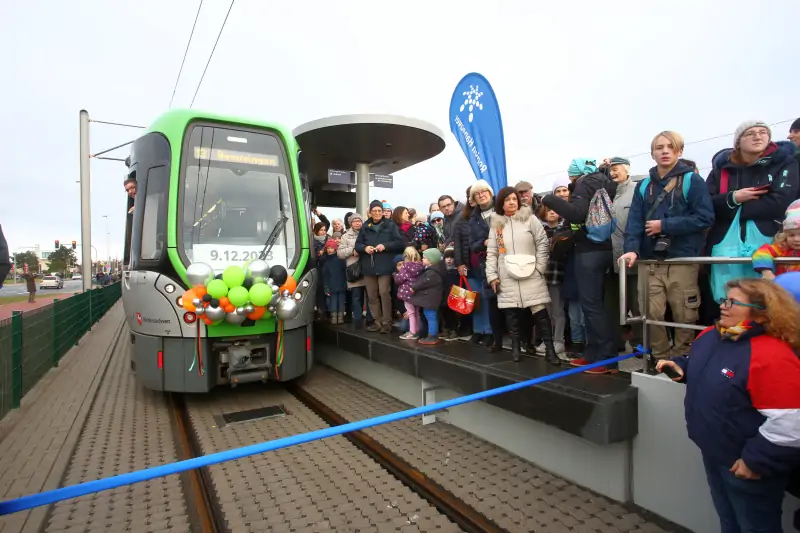 Feierliche Eröffnung der Stadtbahnlinie 13 in Hemmingen mit Vertretern der Stadt und Bürgern, moderne und barrierefreie Bahnen im Einsatz.